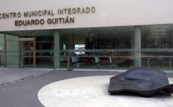 Entrada al Centro Municipal Integrado "Eduardo Guitián", de Guadalajara. (Foto: La Crónic@)