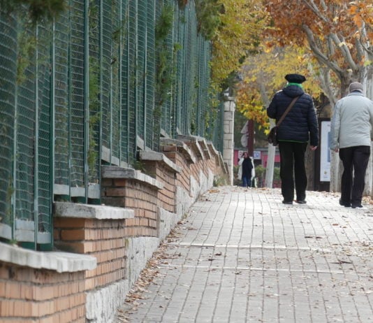 Dos jubilados, en los aledaños de la Estación de Autobuses de Guadalajara. (Foto: La Crónic@)