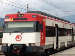 Tren de Cercanías en el andén.