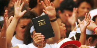 Fieles de una iglesia evangélica, en Brasil.