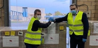 Page y su consejero de Sanidad, en la terminal de carga de Barajas.