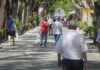 Viandantes por el Paseo de las Cruces, en Guadalajara, en mayo de 2020. (Foto: La Crónic@)