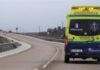 Traslado de un paciente en ambulancia por la N-211. (Foto: La Crónic@)