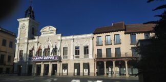 La pancarta en apoyo al Deportivo Guadalajara, todavía colagada en el Ayuntamiento a primeras horas del domingo. (Foto: La Crónic@)