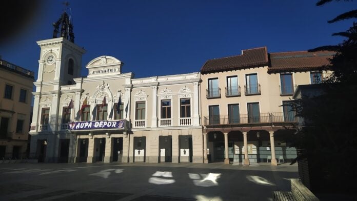 La pancarta en apoyo al Deportivo Guadalajara, todavía colagada en el Ayuntamiento a primeras horas del domingo. (Foto: La Crónic@)