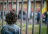 Niña a las puertas de su colegio. (Foto: EP)