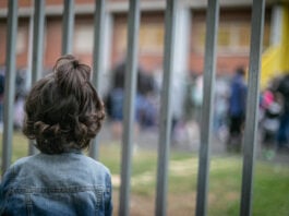 Niña a las puertas de su colegio. (Foto: EP)