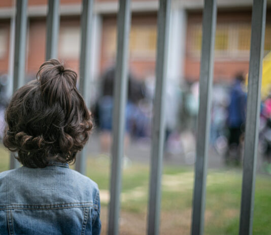 Niña a las puertas de su colegio. (Foto: EP)