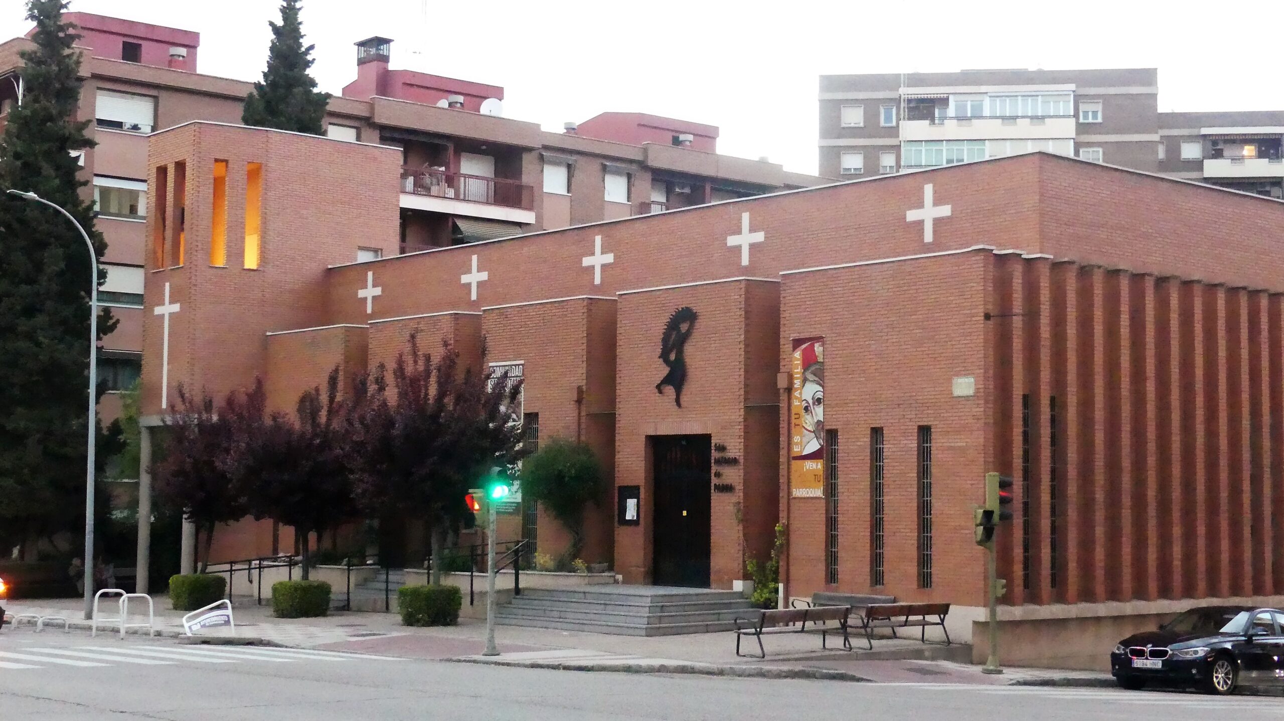 Exterior de la parroquia de San Antonio de Padua, en la avenida de Castilla de Guadalajara. (Foto: La Crónic@)
