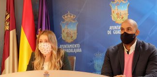 Los concejales del PP en el Ayuntamiento de Guadalajara Itziar Asenjo y Armengol Engonga.