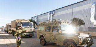 Convoy militar con vacunas desde la nave de Cabanillas del Campo. (Foto: Nacho Izquierdo)