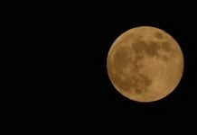 El anuncio de las nuevas medidas contra el COVID coincidió en el tiempo con una esplendorosa luna llena. (Foto: La Crónic@)