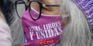 Una de las mujeres que han participado en la concentración de UGT y CCOO en Guadalajara por el 8M en 2021. (Foto: La Crónic@)