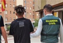 La Guardia Civil lleva hasta la Comandancia a uno de los detenidos en la operación contra los "trinitarios" en Guadalajara.