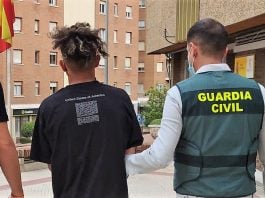 La Guardia Civil lleva hasta la Comandancia a uno de los detenidos en la operación contra los "trinitarios" en Guadalajara.