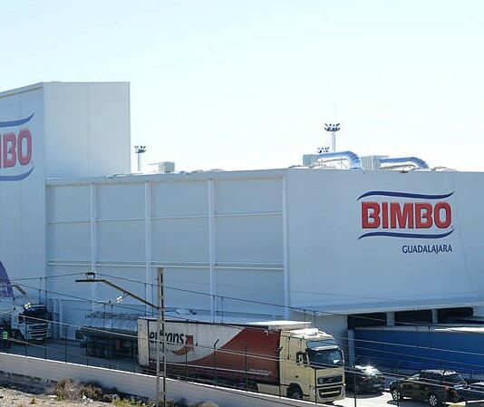 Planta de Bimbo en Azuqueca, con el característico osito sonriente en la fachada. (Foto: Díaz-Villamil)