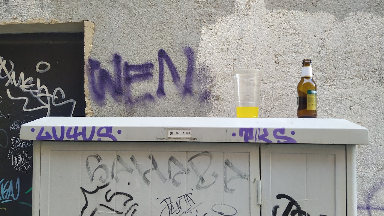 Bebidas y pintadas en una calle del centro de Guadalajara tyras la madrugada del domingo, 12 de septiembre de 2021. (Foto: La Crónic@)