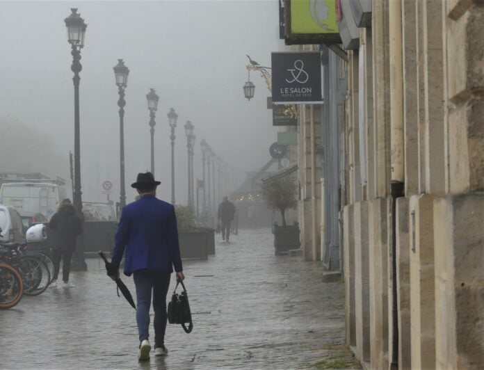 Cuando amanece, la niebla puede acompañar al paseante y crear mágicos efectos en Burdeos. (Foto: La Crónic@)