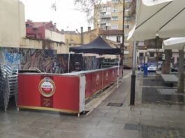 Barra en la plaza de Prim, uno de los puntos neurálgicos de los vermús navideños de Guadalajara. (Foto: La Crónic@)