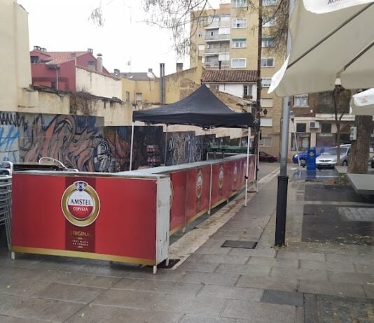 Barra en la plaza de Prim, uno de los puntos neurálgicos de los vermús navideños de Guadalajara. (Foto: La Crónic@)