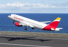 Un Airbus 320 de Iberia Express, con referencia a la isla de La Palma en el fuselaje.