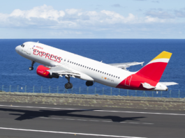 Un Airbus 320 de Iberia Express, con referencia a la isla de La Palma en el fuselaje.