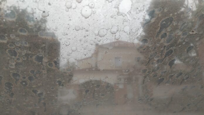 Lluvia de barro sobre Cabanillas, en una imagen de archivo. (Foto: La Crónic@)