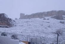 Atienza y su castillo bajo la nieve el 20 de abril de 2022. (Foto: Mari Carmen San Juan)