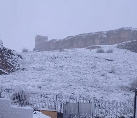 Atienza y su castillo bajo la nieve el 20 de abril de 2022. (Foto: Mari Carmen San Juan)