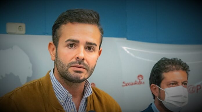 Borja Castro, en una imagen de archivo, en la sede del PSOE junto con Pérez Torrecilla.