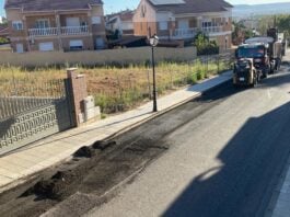 Trabajos de asfaltado en una calle de Cabanillas del Campo, en 2020.
