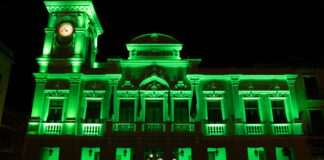 La fachada del Ayuntamiento de Guadalajara con el verde que facilita la iluminación LED. (Foto: Archivo de La Crónic@)