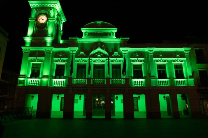 La fachada del Ayuntamiento de Guadalajara con el verde que facilita la iluminación LED. (Foto: Archivo de La Crónic@)