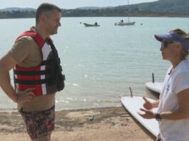 Pilar Prieto, la guadalajareña campeona de España de windsurf, cuenta sus experiencias, a pie de embalse para "Comando al Sol".