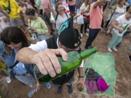 Escanciando sidra. (Foto: Europa Press)