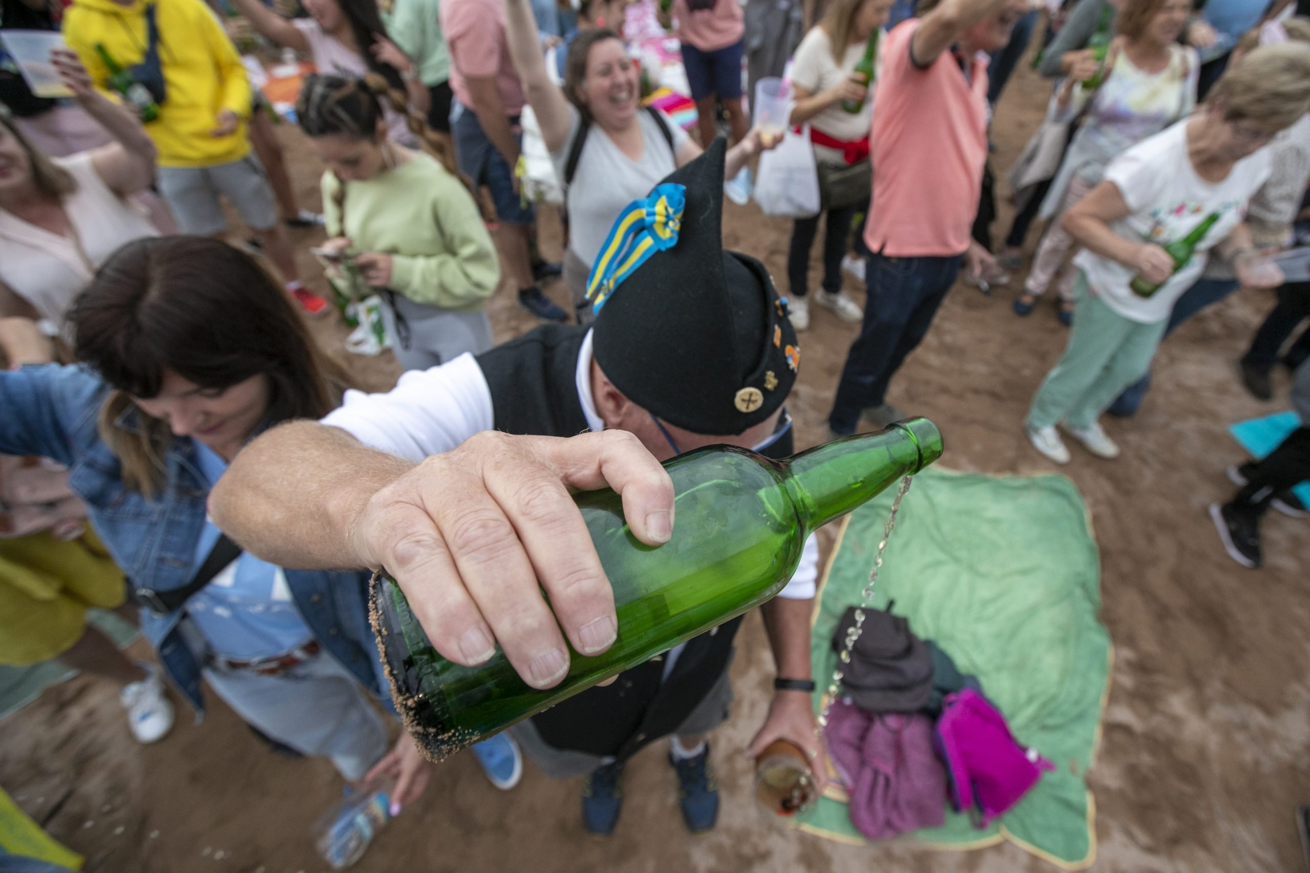 Escanciando sidra. (Foto: Europa Press)