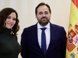 El presidente del Partido Popular de Castilla-La Mancha, Paco Núñez, y la presidenta de la Comunidad de Madrid, Isabel Díaz Ayuso, en su encuentro el 25 de noviembre de 2022 en la capital de España.