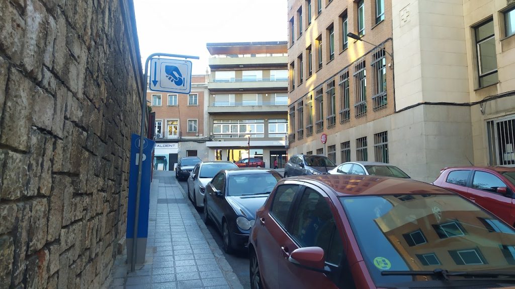 Actual zona azul en la calle de Cervantes, que, previsiblemente, quedará suprimida tras su reforma. (Foto: La Crónic@)