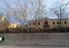 Fachada de uno de los edificios de la futura residencia de Los Olmos, abandonados durante décadas tras ser Hospital Provincial. (Foto: La Crónic@)