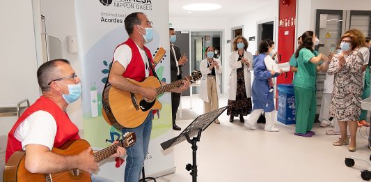 Antonio y David Ramos, en plena actuación en el Hospital de Guadalajara.