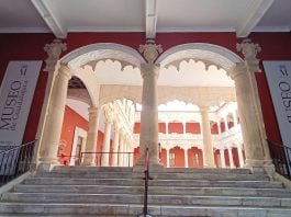 Acceso al Patio de los Leones desde el zaguán de palacio el Domingo de Resurrección de 2023. (Foto: La Crónic@)