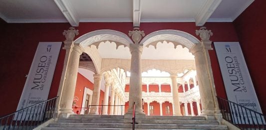 Acceso al Patio de los Leones desde el zaguán de palacio el Domingo de Resurrección de 2023. (Foto: La Crónic@)