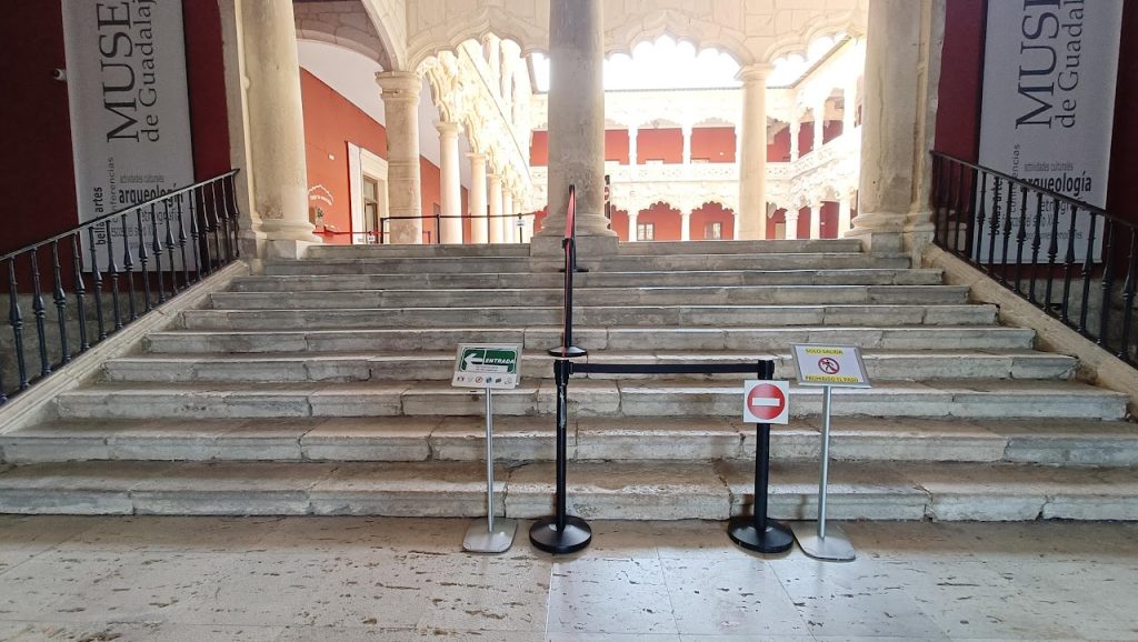 Los visitantes tiene marcada su ruta desde el zaguán en su recorrido por el Palacio del Infantado. (Foto: La Crónic@)