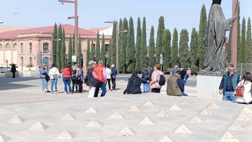 Grupo de turistas ante el Infantado el Domingo de Resurrección de 2023. (Foto: La Crónic@)