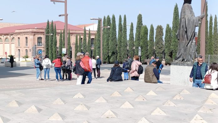 Grupo de turistas ante el Palacio del Infantado, preparados para iniciar una visita por Guadalajara. (Foto: La Crónic@)