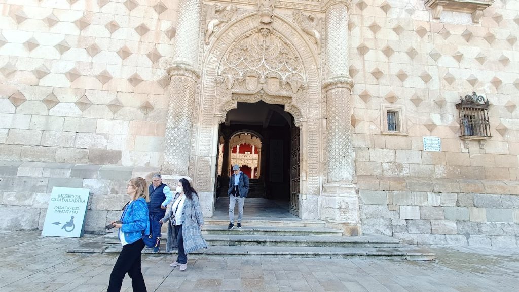 La puerta del Infantado, abierta en el Domingo de Resurrección. (Foto: La Crónic@)