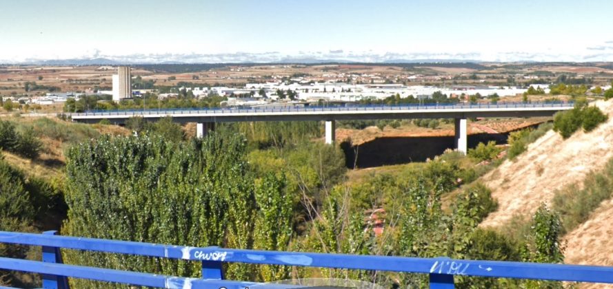 Vista general del puente de la Avenida de Aguas Vivas desde el de la calle de Pálmaces de Jadraque. metros más arriba. (Foto: Google Maps)