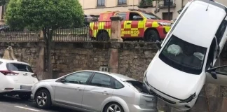 El coche accidentado de esta singular manera en Sigüenza. (Foto: Social Drive)