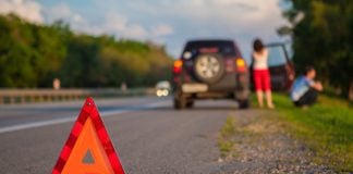 Atentos a la norma: en las carreteras de doble sentido hay que seguir usando el triángulo, cuyo uso deja de ser obligatorio en autovías y autopistas desde el 1 de julio de 2023, según aclara la DGT.