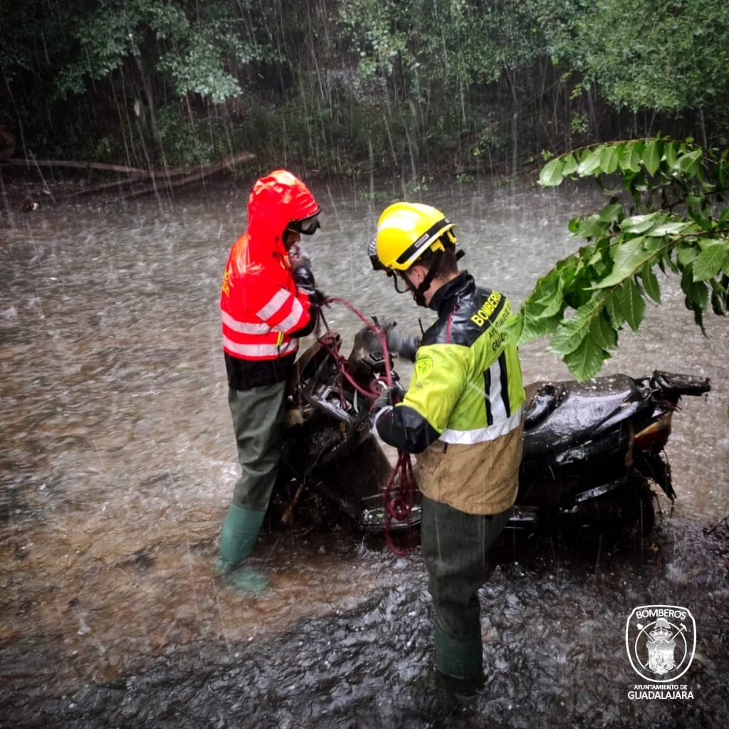 Actuación de los bomberos de Guadalajara en el cauce del río Henares en junio de 2023.